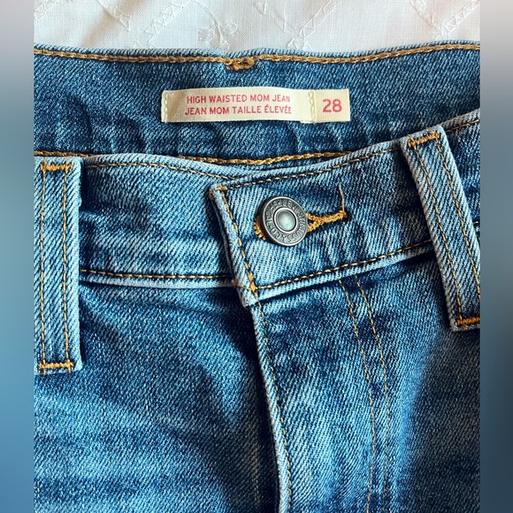 Levi’s high waisted mom jeans - Picture 4 of 4